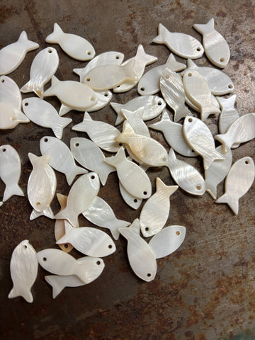 White Mother of Pearl FISH Shell 1” (5)